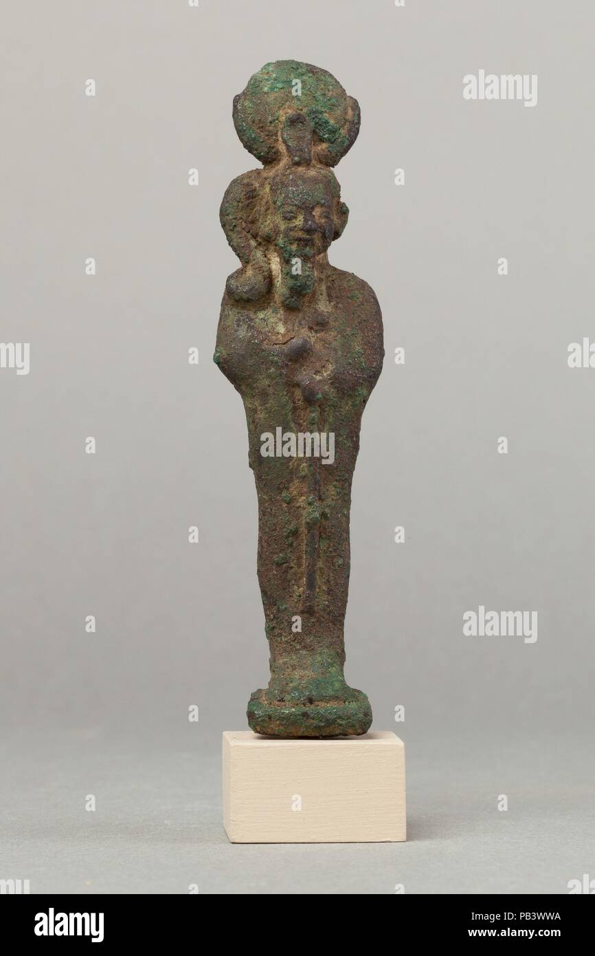 Khonsu. Dimensiones: H. 11,3 cm (4 7/6 in.); W. 2.9 cm (1 1/8"); D. a 2 cm (13/16). Fecha: 664-30 B.C.. Esta cifra representa un niño deidad de pie y sosteniendo un cetro. La luna, Disco de cierre deslizante, y ajustada prenda mummiform Khonsu se le identifica como el hijo de los dioses Amón y Mut, que juntos forman la gran tríada tebana. El cierre deslizante desgastada justo por debajo de la marca del disco lunar de él como un hijo de Dios. Niño dioses crecieron a gran prominencia en el primer milenio antes de Cristo, y muchas estatuillas de esos dioses eran producidos a partir del tercer período intermedio a través del Ptolemaico Foto de stock