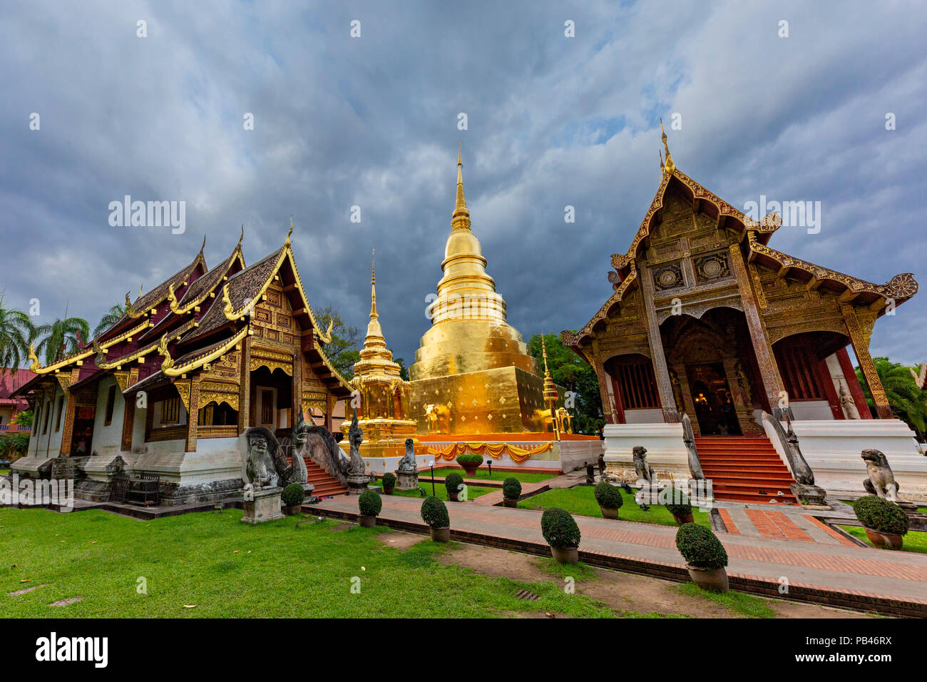 Templo budista conocido como Wat Phra Singh, en Chiang Mai, Tailandia. Foto de stock
