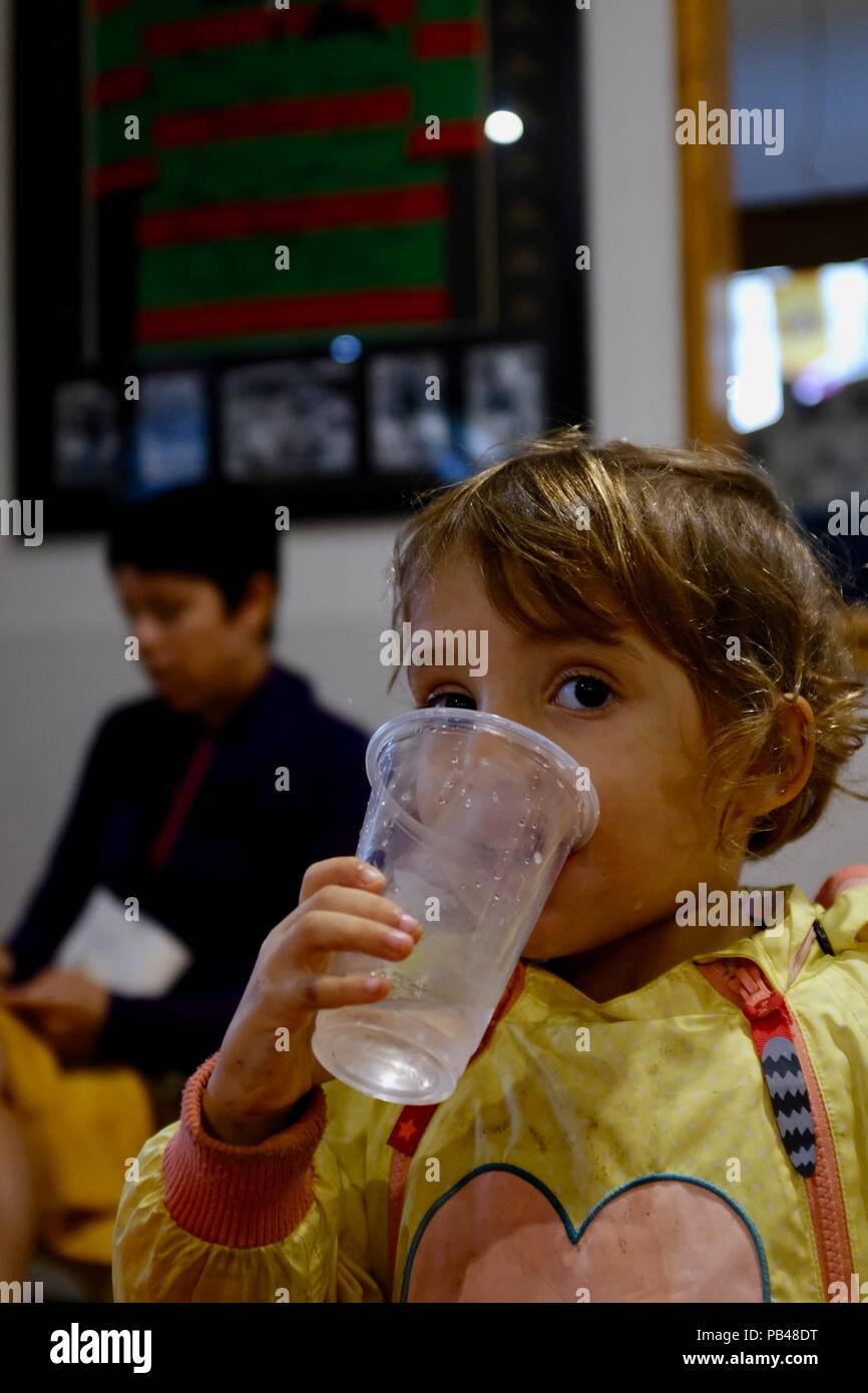 Un niño agua potable, Atherton Tablelands, Queensland, Australia Foto de stock