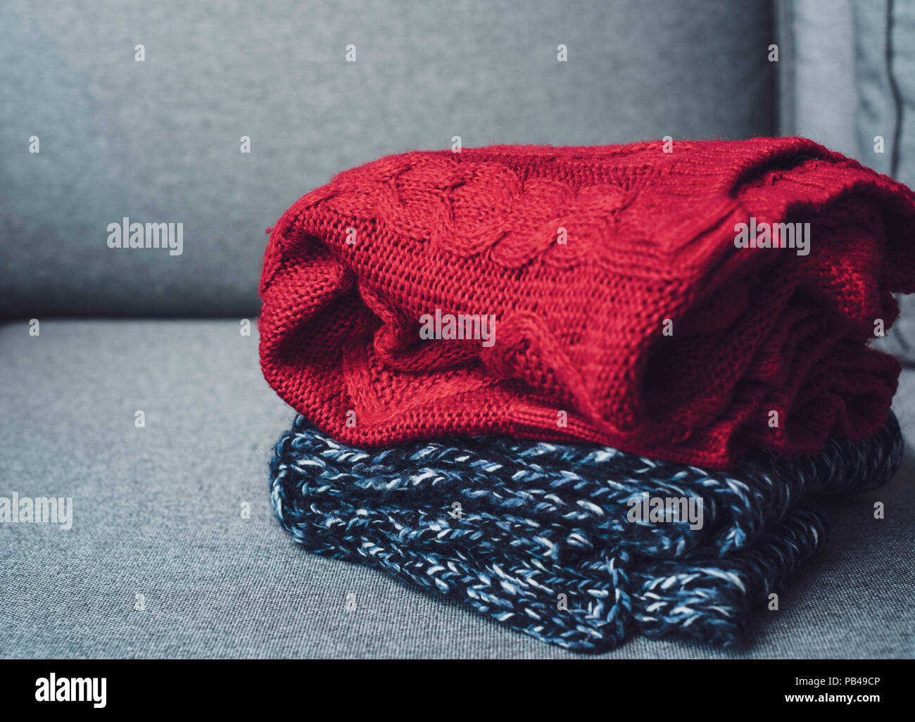 Horizontal, suéteres en gris, camilla concepto estacionales, el otoño otoño  invierno outfit, clima frío Fotografía de stock - Alamy