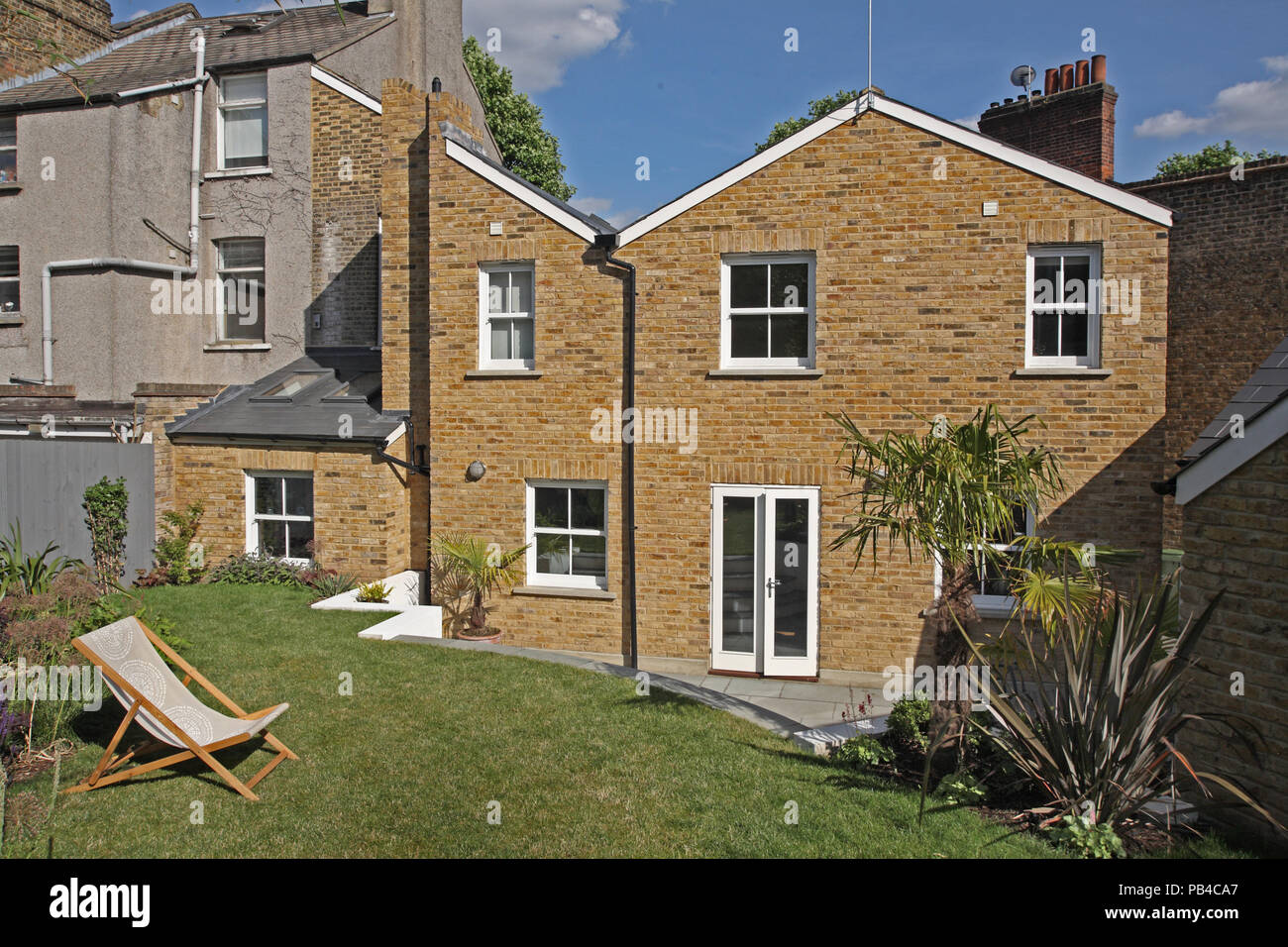 Un edificio de dos pisos, de extensión trasera a una tradicional casa Victoriana en Peckham, al sureste de Londres, Reino Unido. Casa contigua está en malas reparaciones. Foto de stock