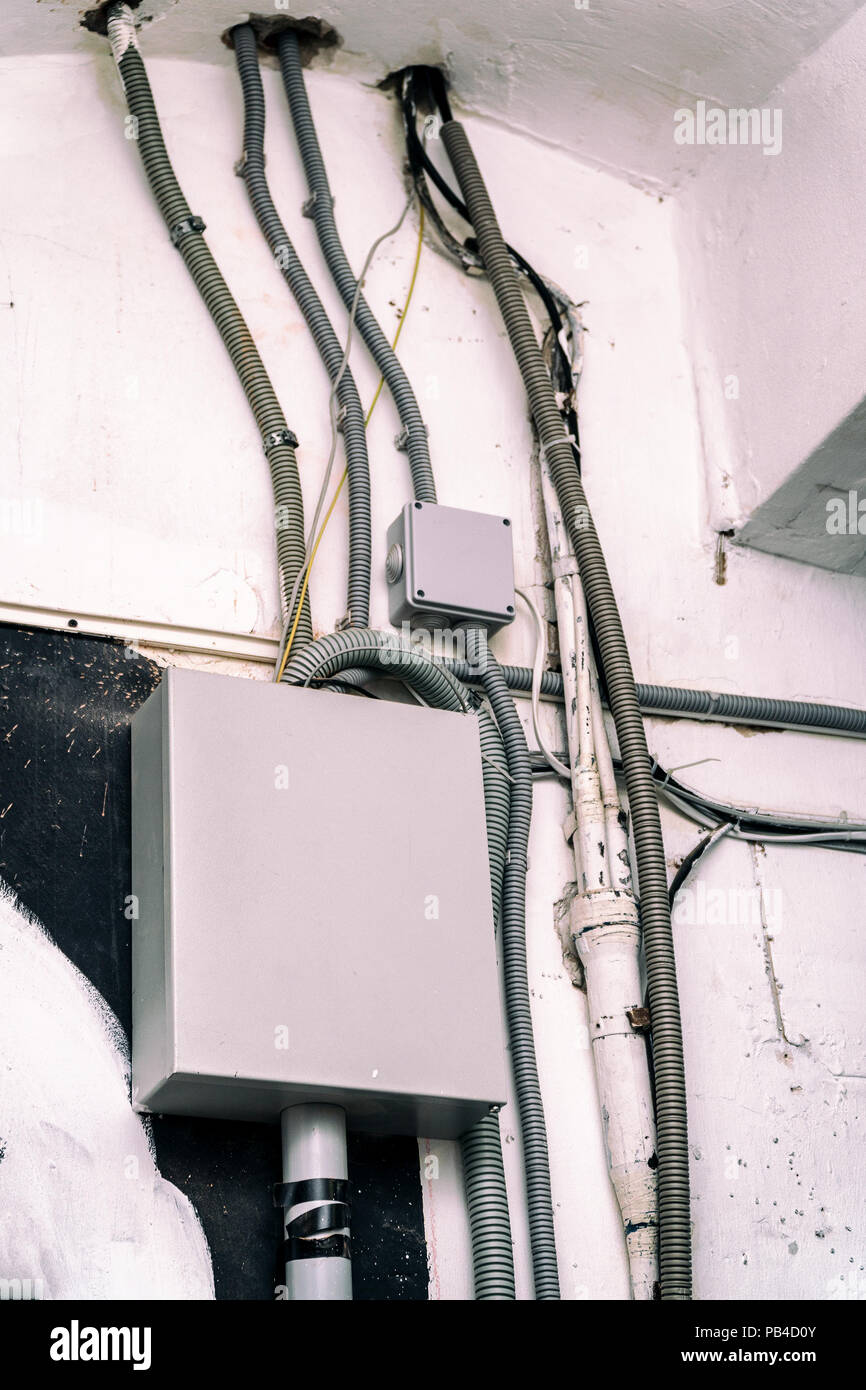 Enchufe de pared para la ciudad eléctrica, teléfono y televisión por cable  Fotografía de stock - Alamy