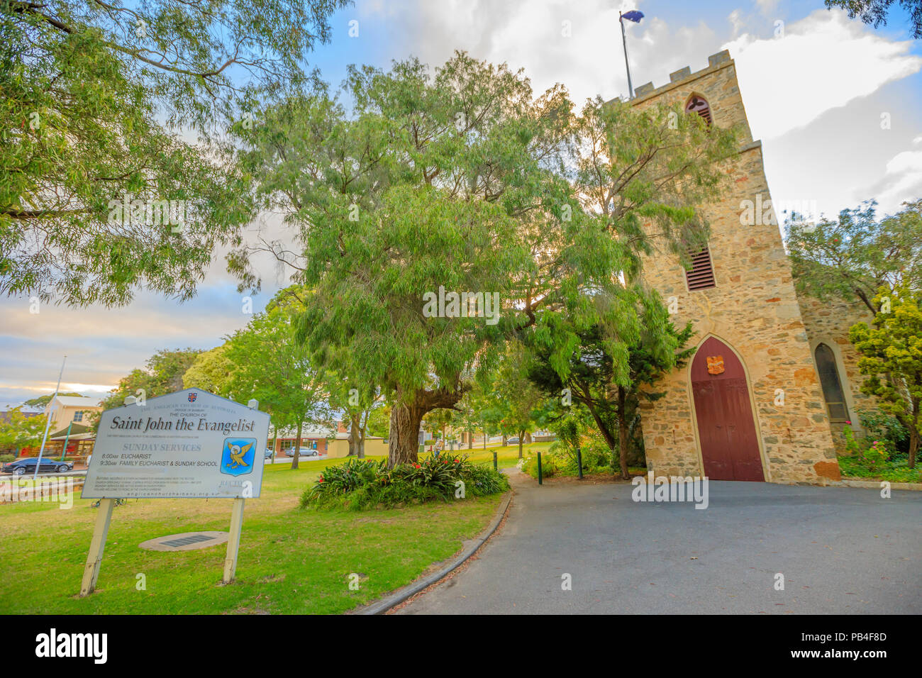 Albany, Australia - Dec 28, 2017: San Juan Evangelista de la Iglesia Anglicana en la penumbra, en la calle de York en Albany, la iglesia más antigua de ser consagrado en el oeste de Australia. La construcción comenzó en 1841. Foto de stock