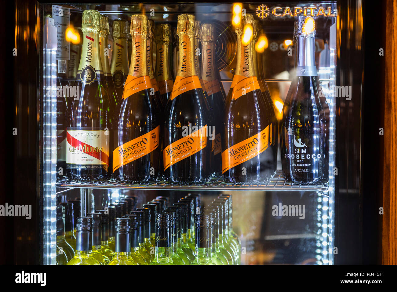 Nevera en un pub con vino blanco, prosecco, champaña, Foto de stock
