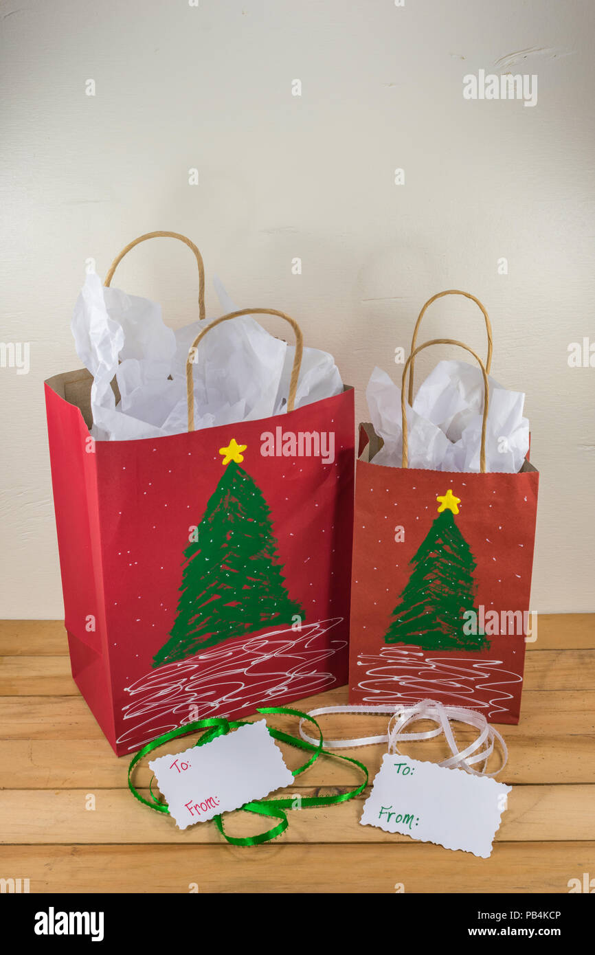 https www alamy es dos bolsas de regalo de papel rojo decorado para la navidad y listo para regalar junto con etiquetas y cinta verde y blanco image213388694 html