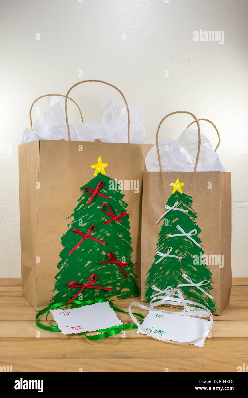 Dos bolsas de regalo de papel decorado para la Navidad y listo para regalar  junto con etiquetas y cinta verde y blanco Fotografía de stock - Alamy