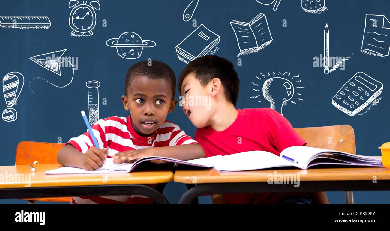 Chicos de escuela en la recepción y la educación sobre la pizarra de dibujo para la escuela Foto de stock