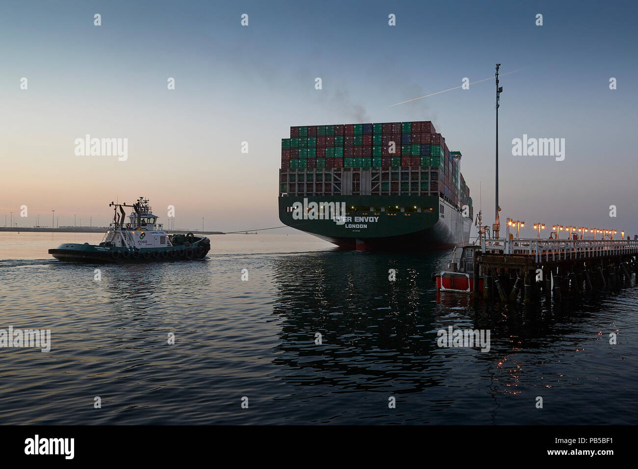 Buque portacontenedores de hoja perenne al amanecer fotografías e