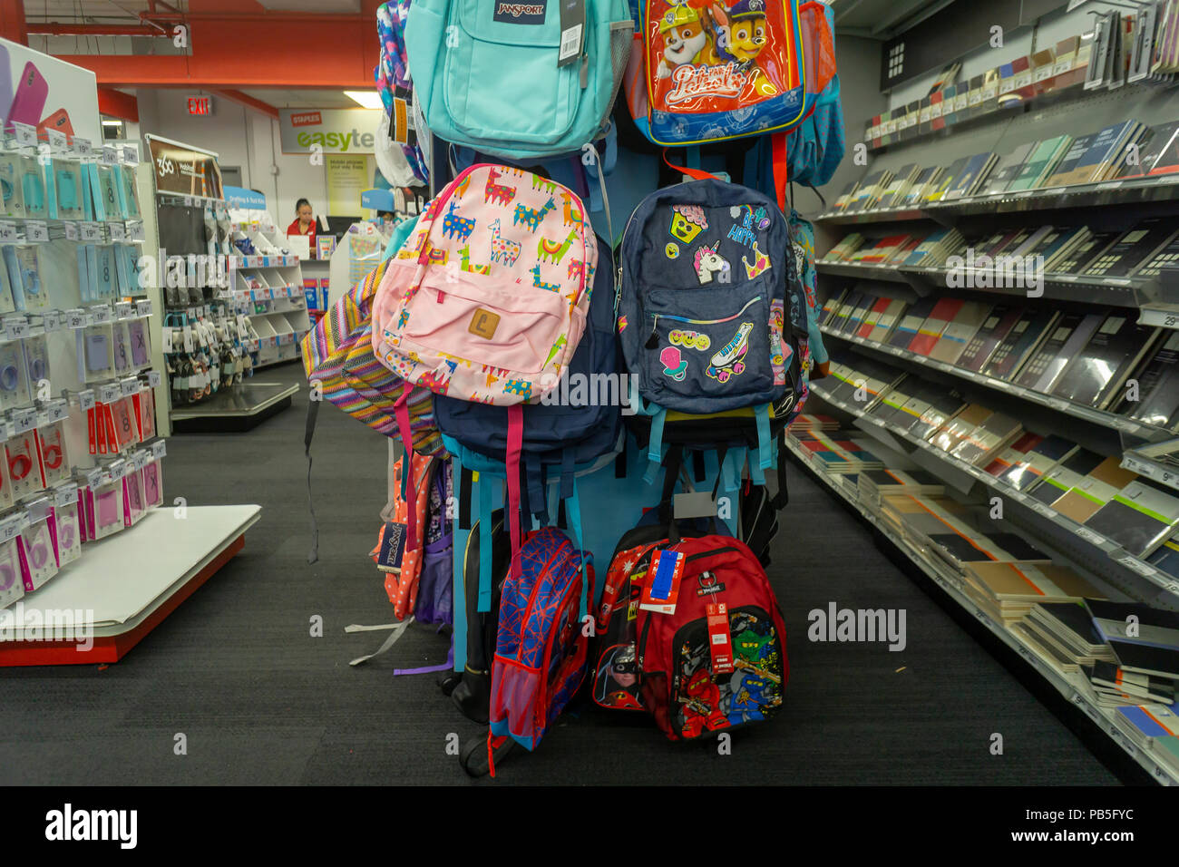 Mochilas para el regreso a la escuela se ven de compras en una tienda  Staples en Nueva York el jueves, 19 de julio de 2018. (Â© Richard B. Levine  Fotografía de stock - Alamy