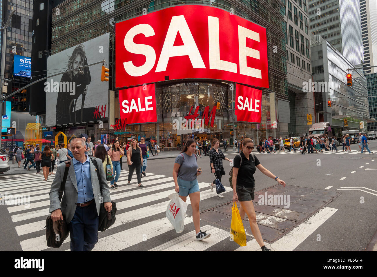 El H&M department store en Times Square anuncia su 'venta' en mercadería,  visto el jueves, 26 de julio de 2018. H&M se informó recientemente que en  las proximidades de los 4 mil