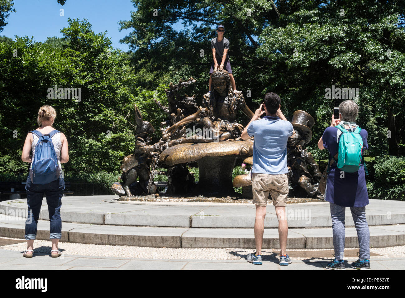 Alice in Wonderland Escultura, Central Park, la ciudad de Nueva York, EE.UU. Foto de stock