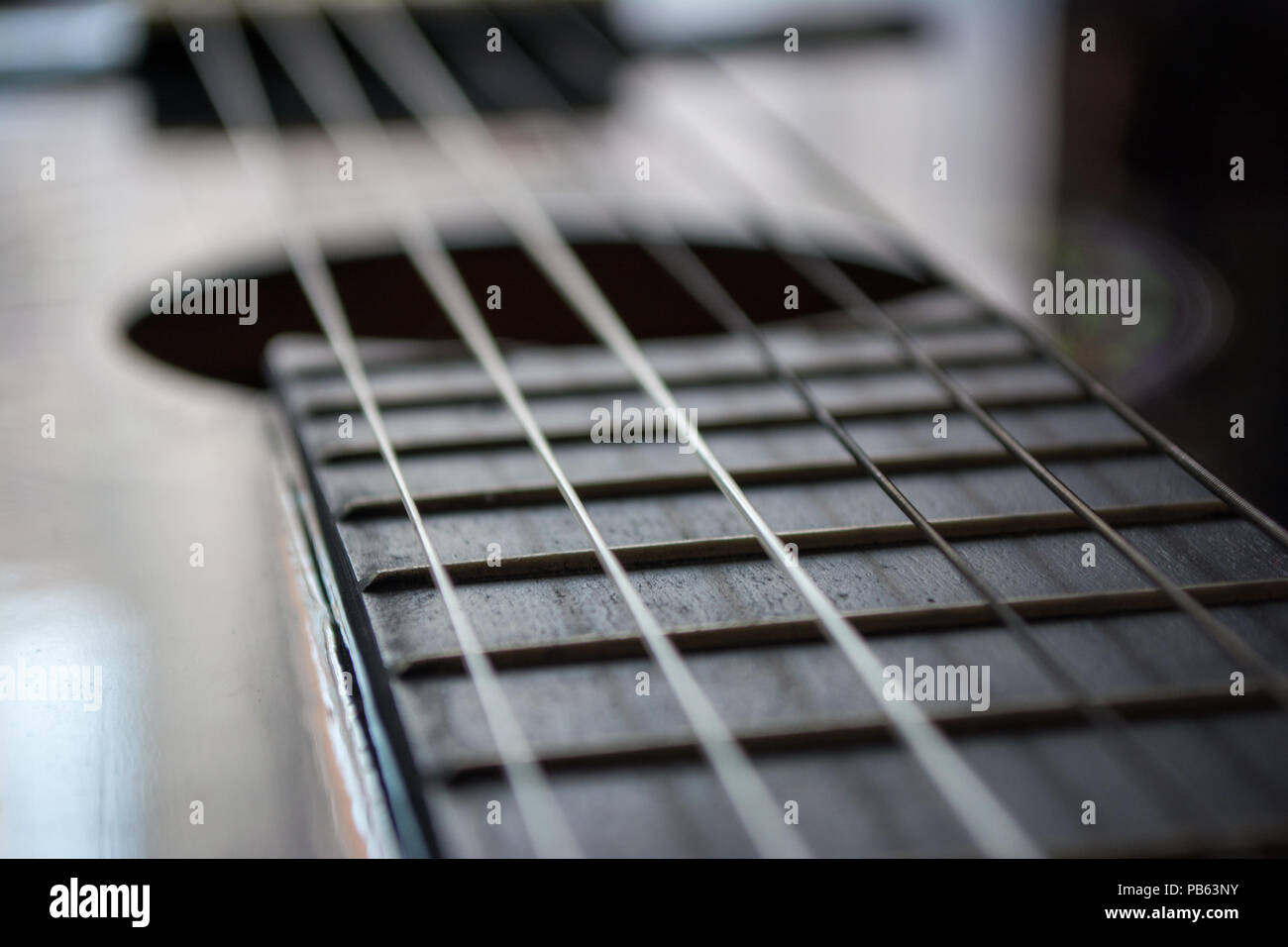 Detalle de la guitarra clásica con poca DOF y blur Foto de stock
