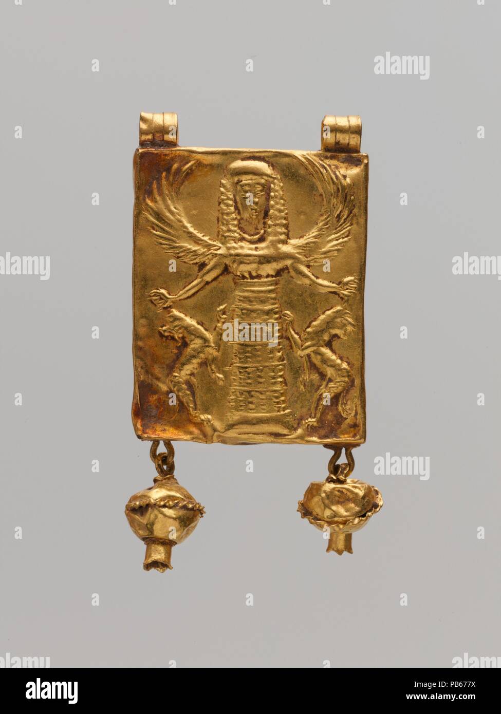Merecer George Hanbury Calendario Colgante de oro con amante de los animales. Cultura: el griego.  Dimensiones: 1 1/2 x 5/8 x 1/8 in. (3,8 x 1,6 x 0,3 cm). Fecha: 7ª siglo  A.C.. Colgante de oro