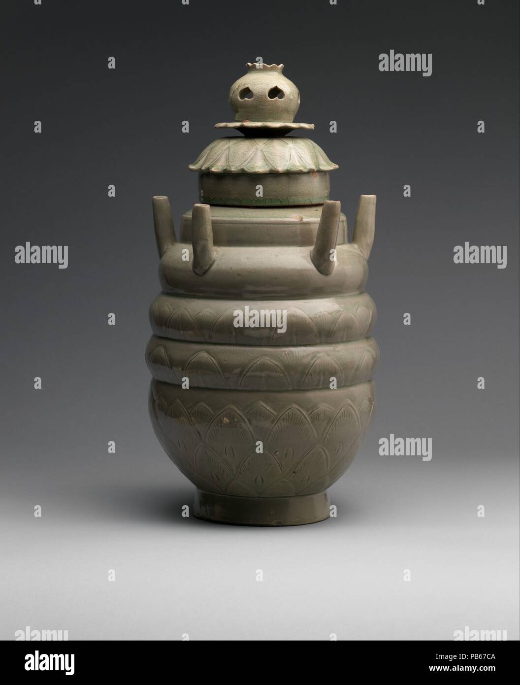 Jarra funeraria. Cultura: China. Dimensiones: H. 15 1/4 pulg. (38,7 cm).  Fecha: 10º-11º siglo. La caprichosa forma de esta jarra, con sus seis picos  tubulares, intrigante y sigue siendo difícil de explicar.