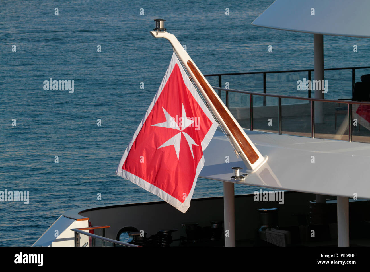 La bandera o insignia mercante civil de Malta en la popa del barco. Registro de transporte marítimo de Malta es uno de los más grandes de la UE. Foto de stock