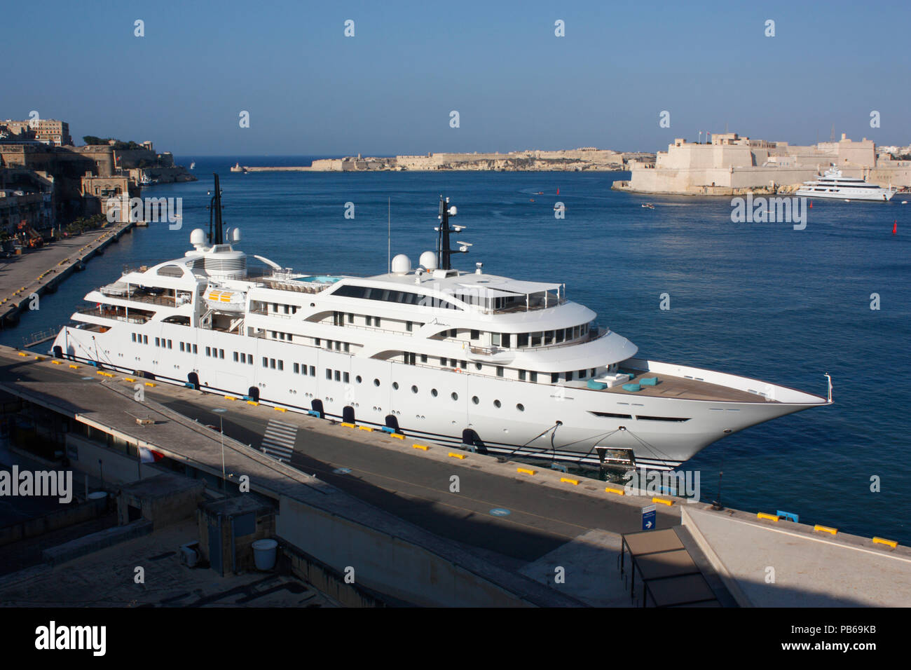 El buque de pasajeros "Dream (OMI) 9005871 en el gran puerto de Malta. Foto de stock