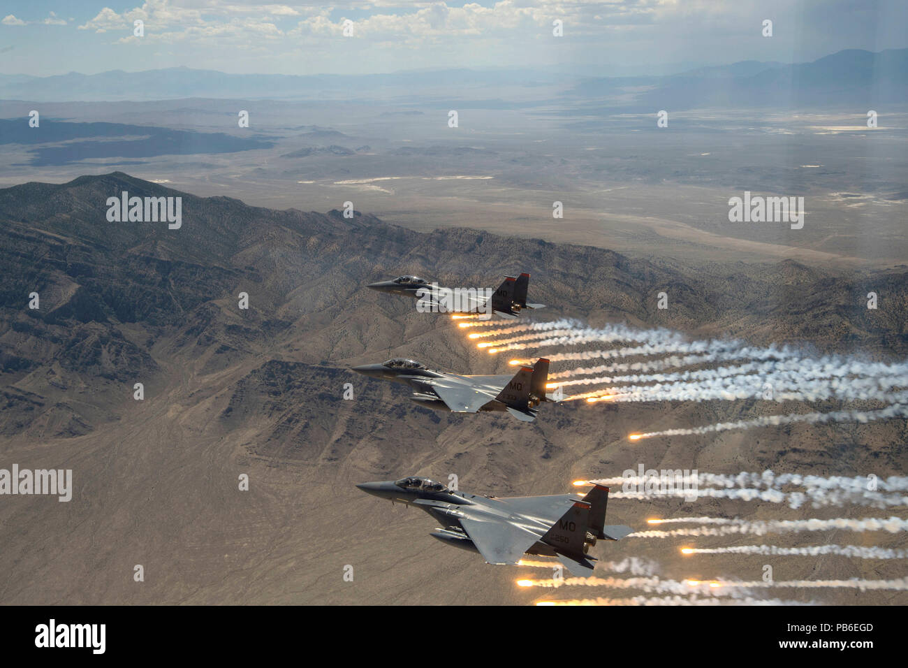 Tres de la Fuerza Aérea estadounidense F-15E Strike Eagles llamaradas de fuego Foto de stock