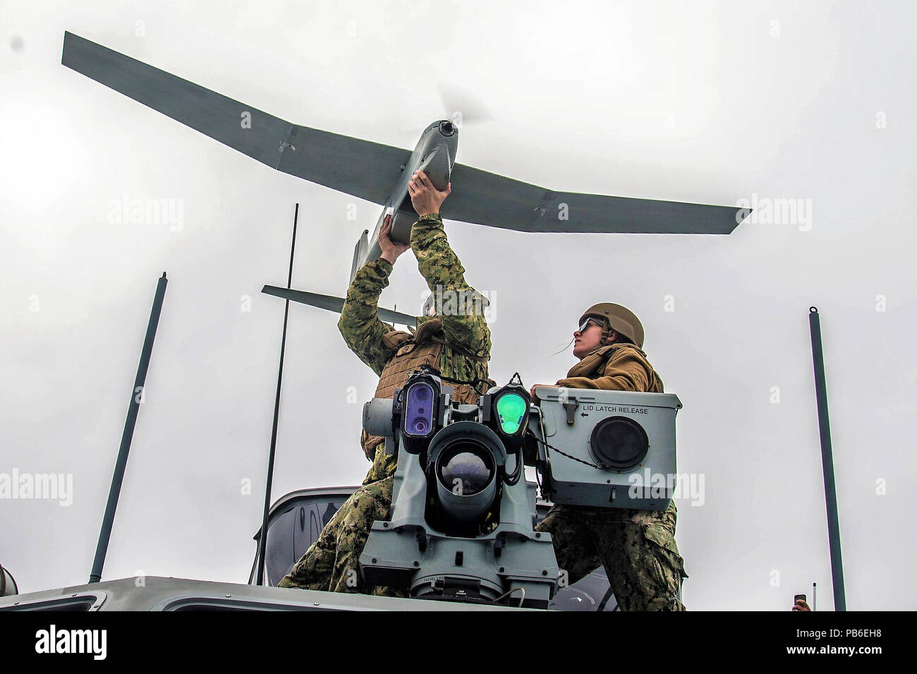 Chief Boatswain's Mate y 2ª clase Engineman durante el lanzamiento del vehículo aéreo no tripulado (UAV) durante el ejercicio de capacitación de UAV Foto de stock