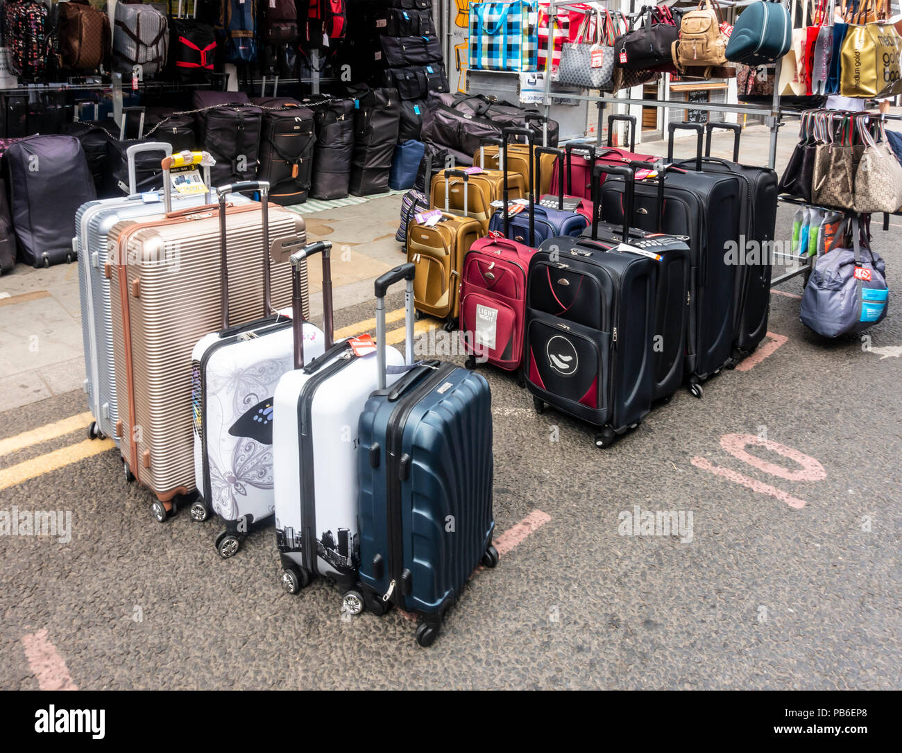 Selección de ruedas, maletas, mochilas, bolsos y bolsas de deportes en la  calle fuera de una tienda en el mercado Petticoat Lane, Spitalfields,  Londres Fotografía de stock - Alamy