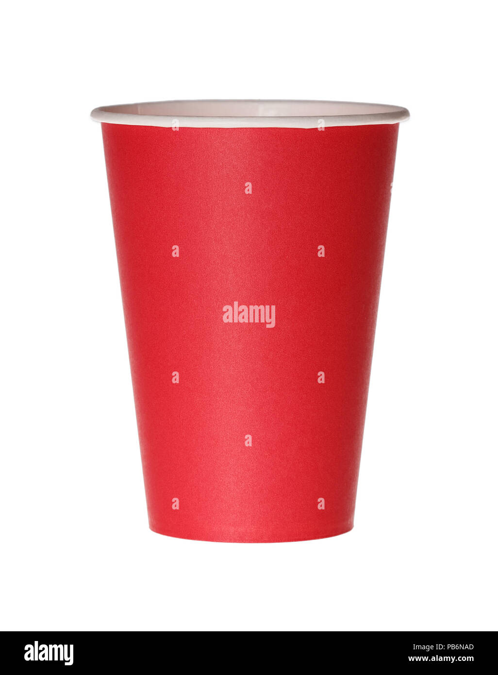 Vaso de papel rojo aislado en blanco. Foto de stock