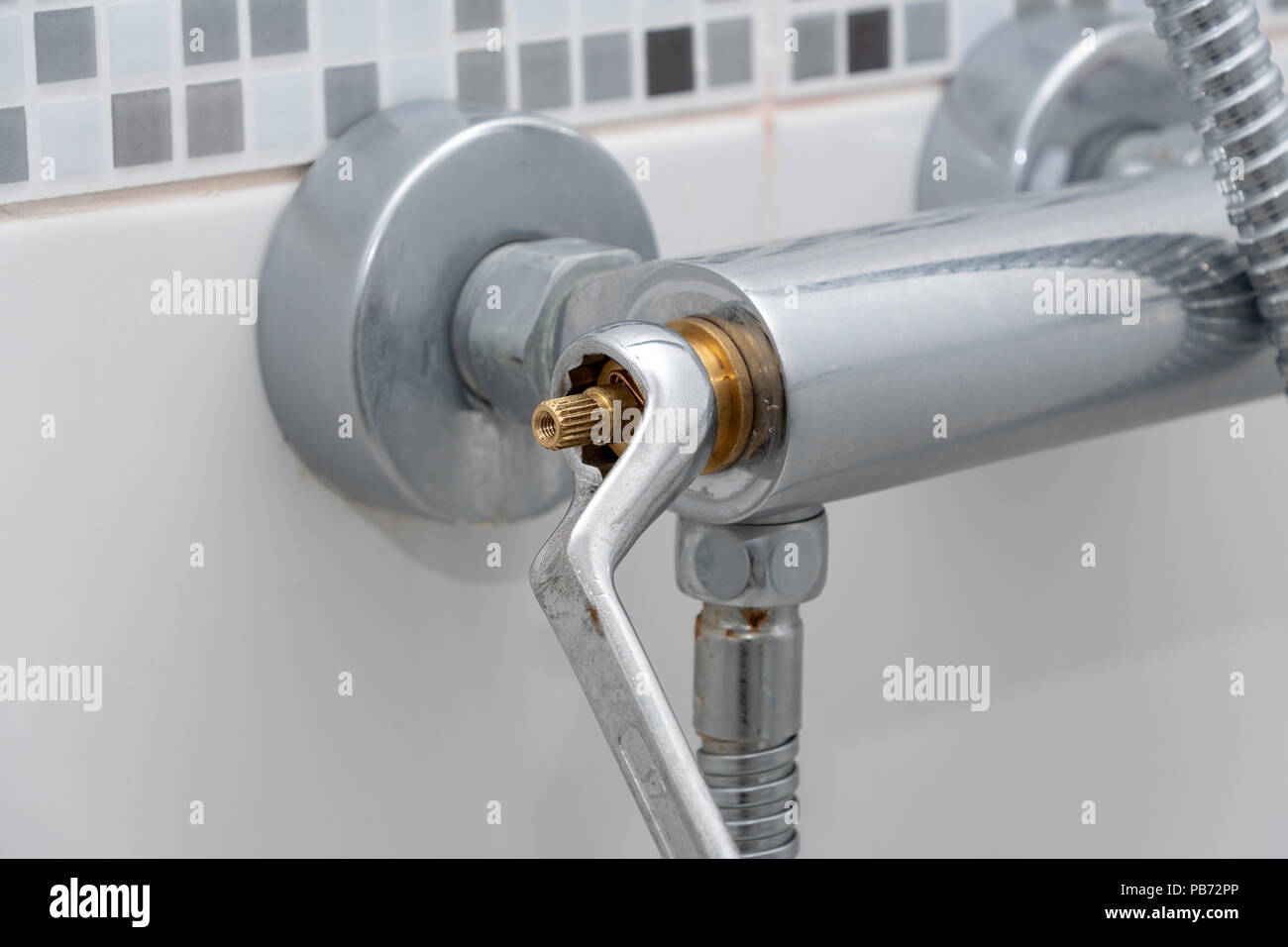 Vista de una barra de ducha con válvula de control de caudal extraído y se  ajusta con una llave Fotografía de stock - Alamy
