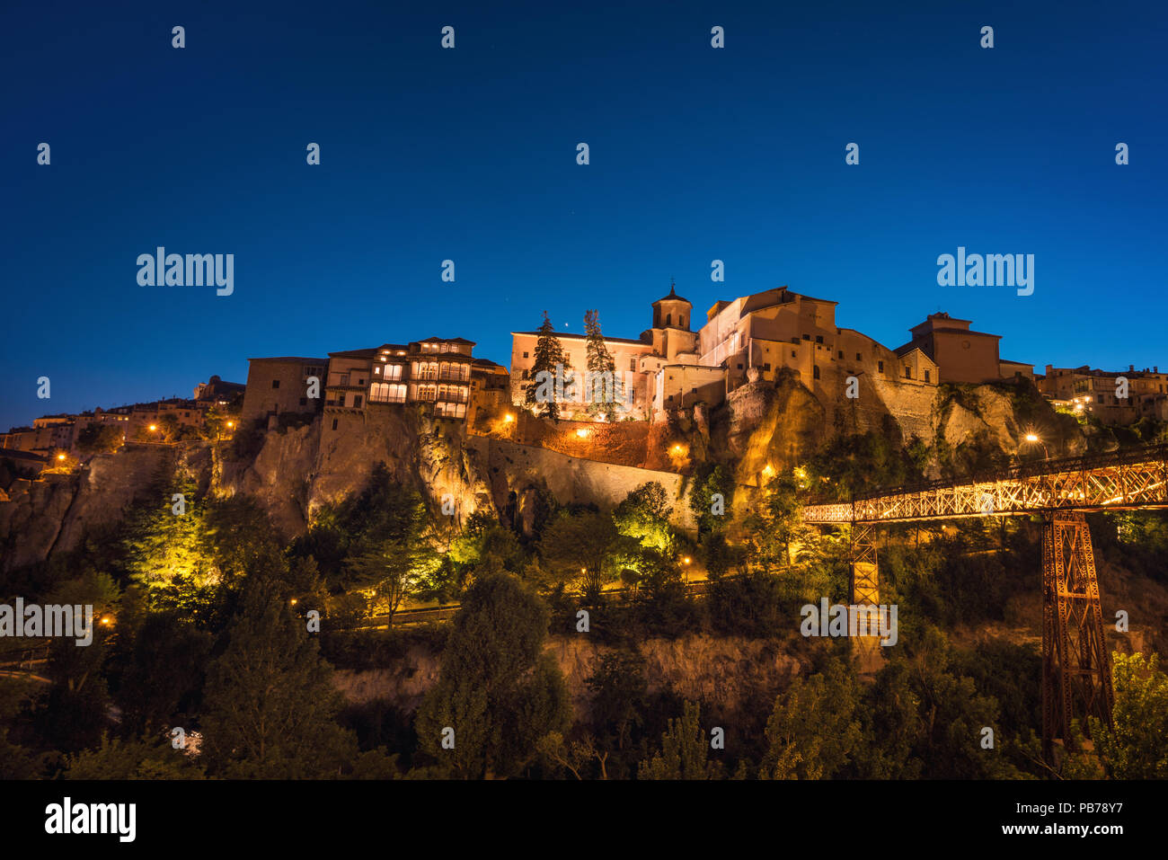 Vista de noche de las famosas casas colgantes de Cuenca, España Fotografía  de stock - Alamy