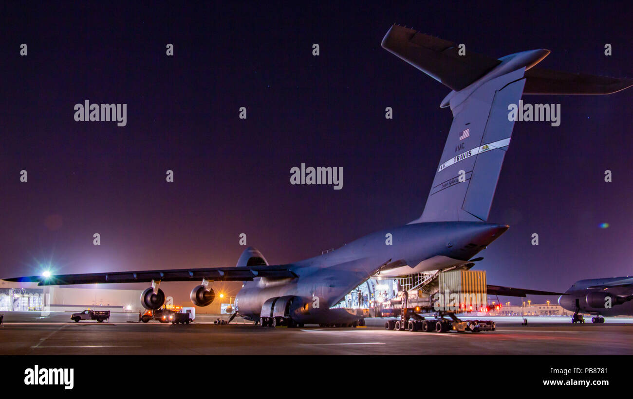 Aviadores estadounidenses con el 60º Escuadrón Puerto Aéreo la carga en un C-5M Super galaxia en Travis Air Force Base, California, 29 de junio de 2017. Travis alberga el mayor puerto aéreo en la costa oeste. (Ee.Uu. Foto de la fuerza aérea por el Sargento. Timothy Bundy) Foto de stock