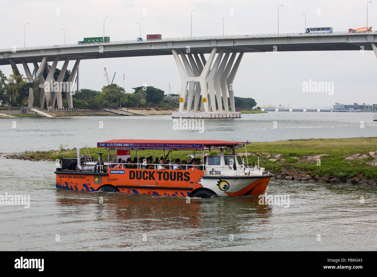 Duck Tours en Singapur para los turistas que desean explorar las vistas de Singapur a través del río. Foto de stock