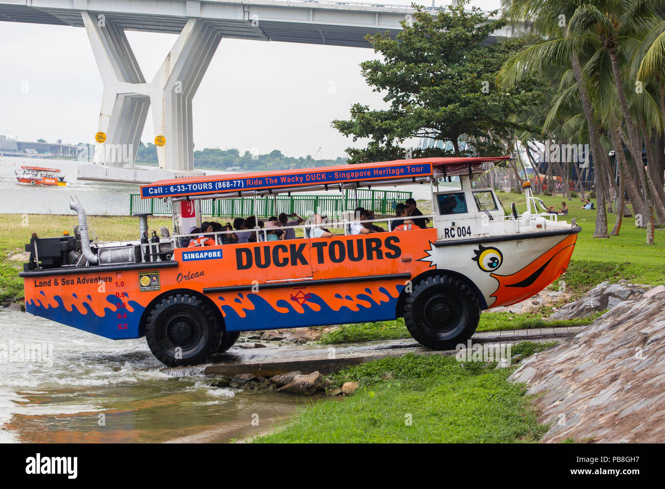 Duck Tours en Singapur para los turistas que desean explorar las vistas de Singapur a través del río. Foto de stock