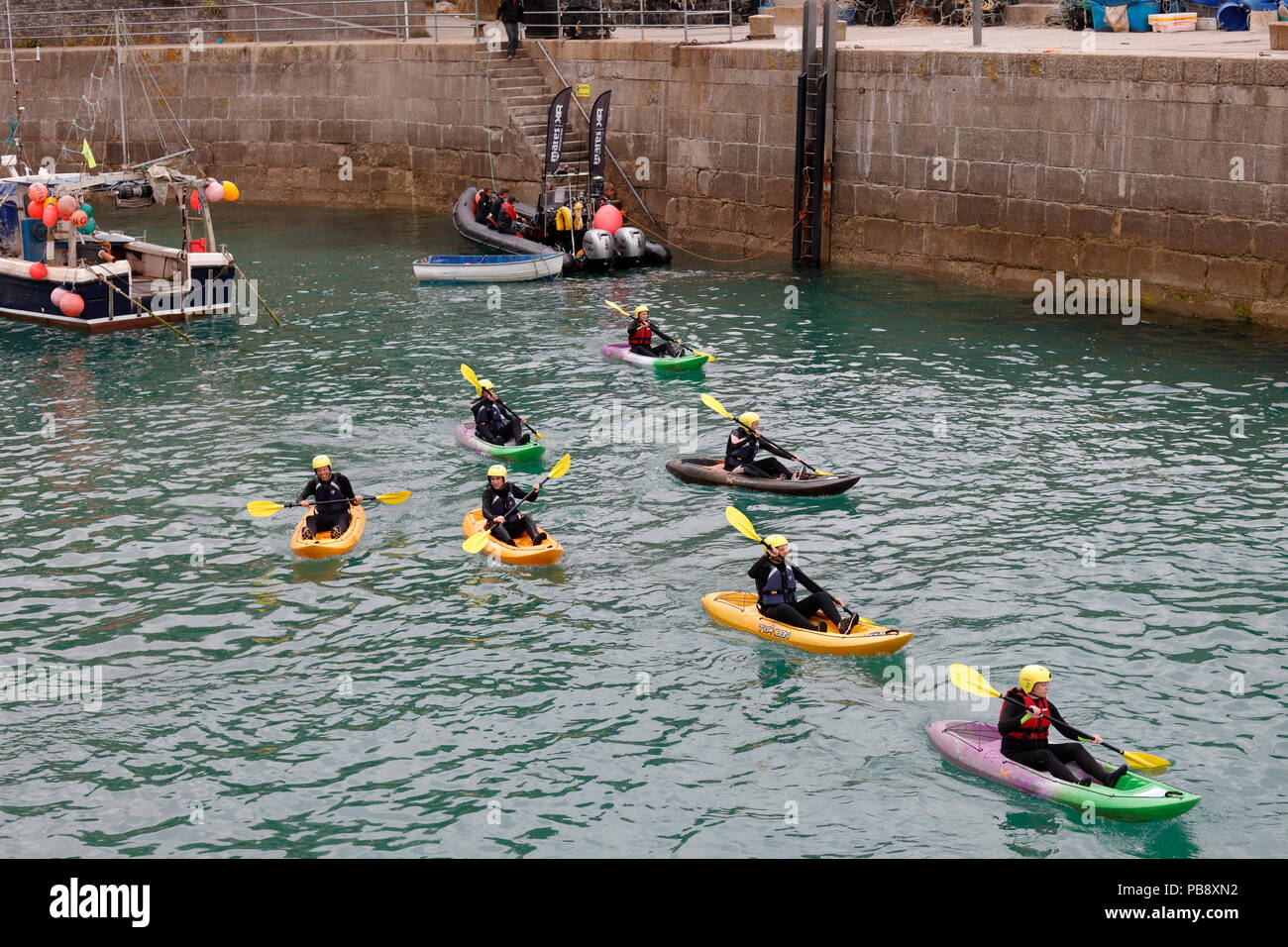 Newquay, Cornwall, Reino Unido. El 27 de julio, 2018. Los turistas en Newquay Harbour aprender a canoa antes remando sobre el agua poco profunda. Crédito: Nicholas Burningham/Alamy Live News Foto de stock
