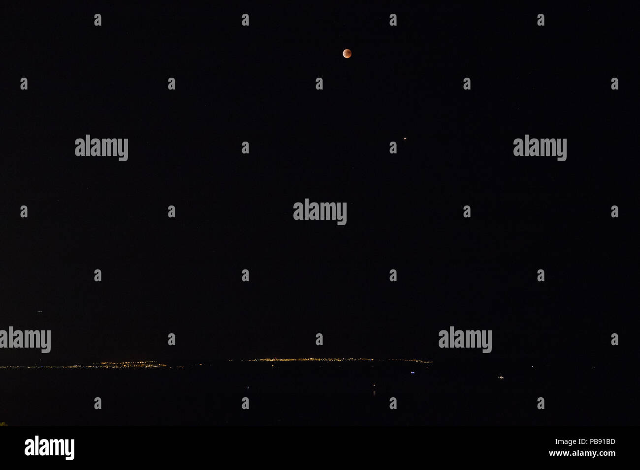 Palma de Mallorca, Islas Baleares, España, 27 de julio de 2018, el eclipse de luna , luna roja sobre la bahía, larga exposición 1 seg. Crédito: CFimages/Alamy Live News Foto de stock