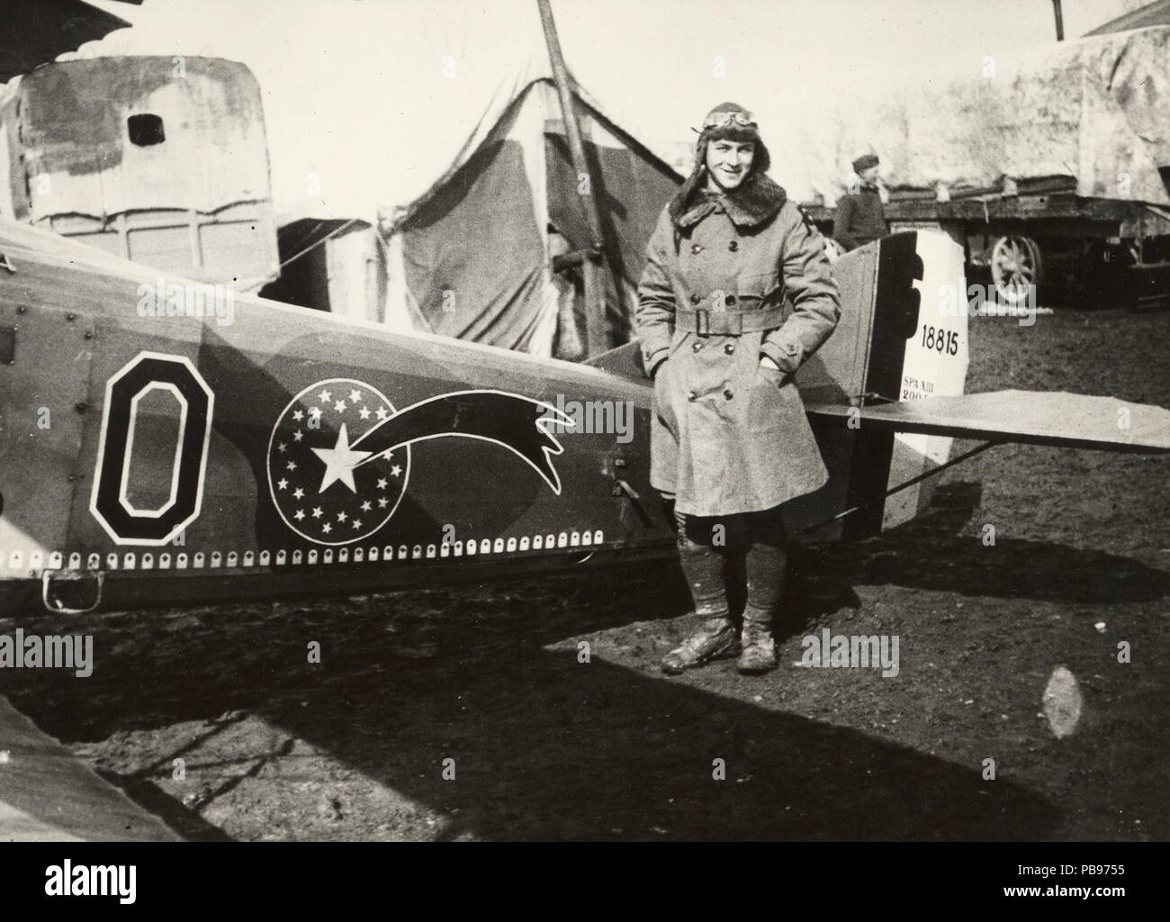 El Teniente Arthur Raymond "Ray" Brooks plantea de pie al lado izquierdo de la cola del SPAD XIII (s/n 18815), 22º Escuadrón de Aero, el Servicio Aéreo del Ejército de Estados Unidos. Probablemente en Colombey-les-Belles, Francia, circa mediados-1918. 1873 WW I as Arthur Raymond Brooks Foto de stock