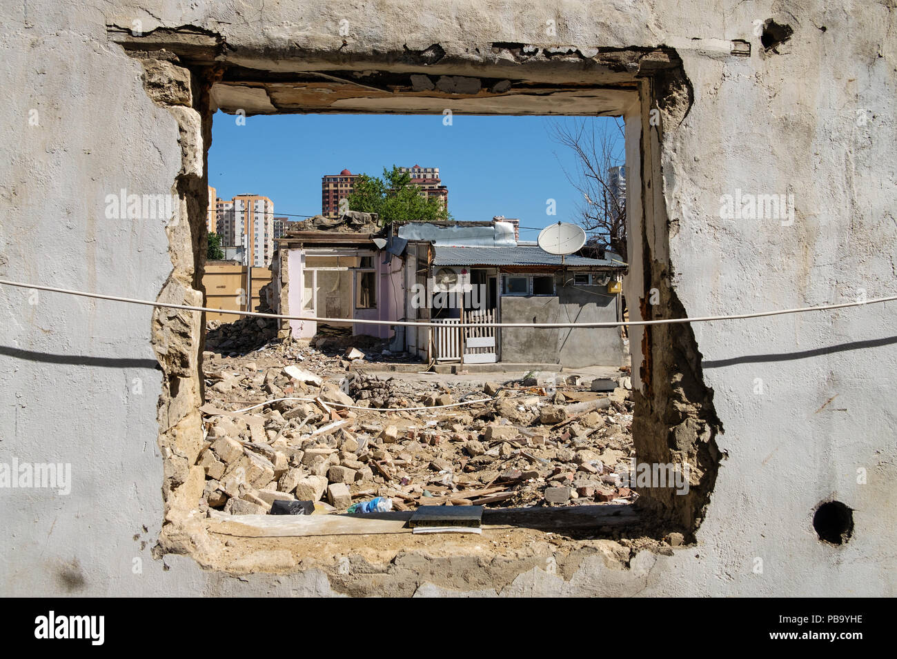 Demolición de un antiguo barrio residencial en el centro de la ciudad de Bakú, Azerbaiyán para hacer espacio para la construcción de nuevos bulidings. Foto de stock