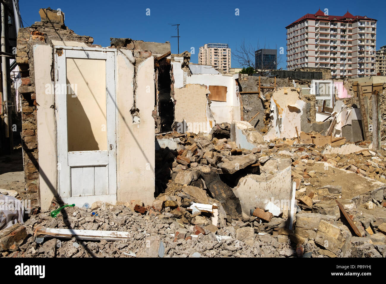 Demolición de un antiguo barrio residencial en el centro de la ciudad de Bakú, Azerbaiyán para hacer espacio para la construcción de nuevos bulidings. Foto de stock