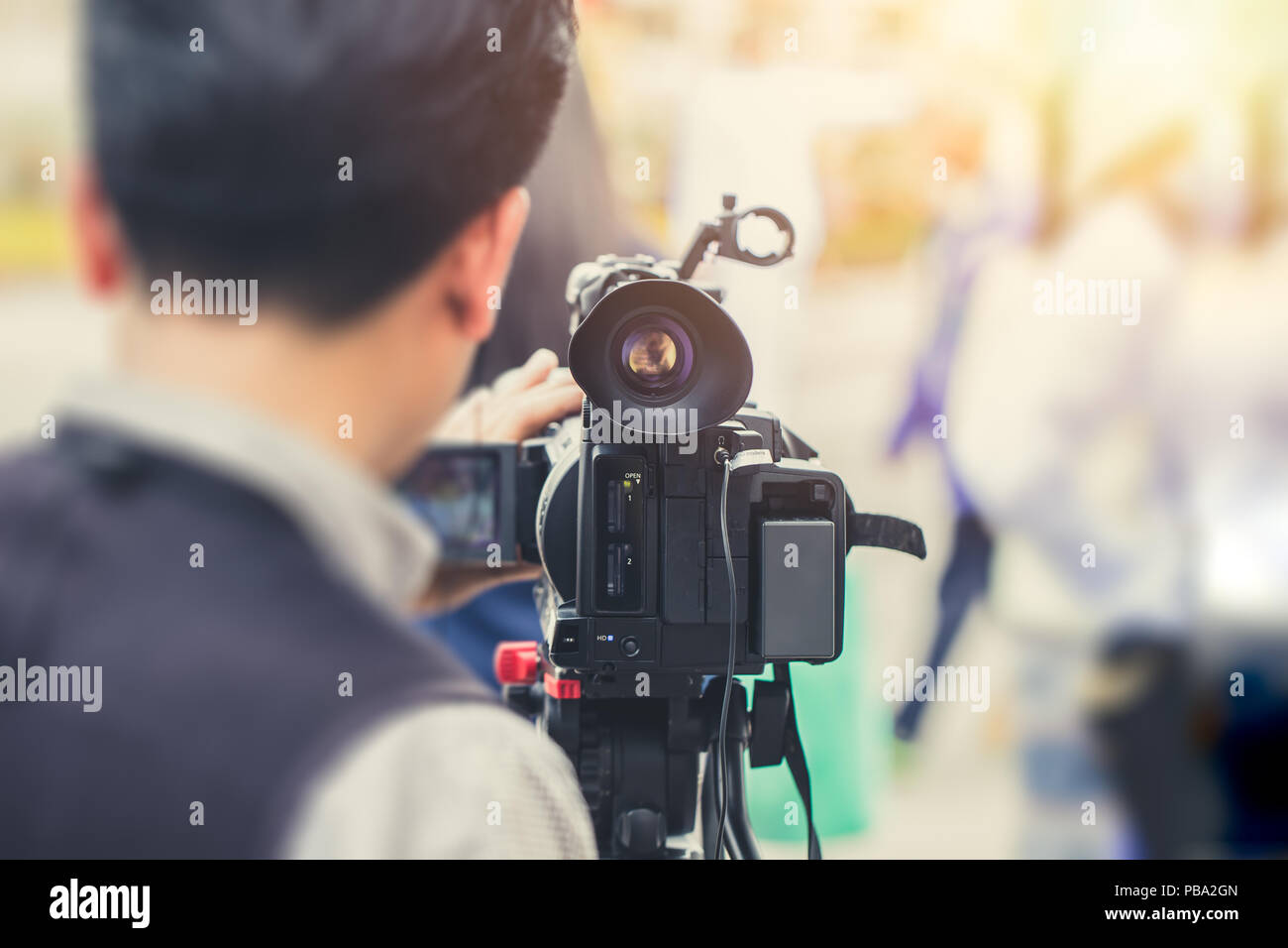 El camarógrafo noticias informe sobre lugares vintage el tono de color Foto de stock
