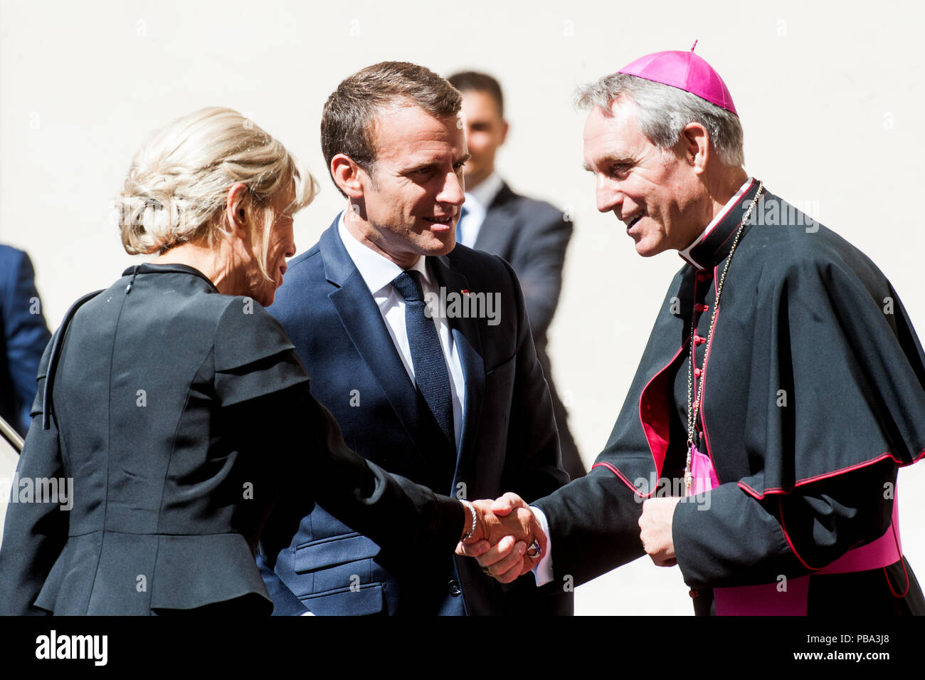 El Presidente Frances Emmanuel Macron Y Su Esposa Brigitte Macron Son Acogidos Por Monsenor Georg Gaenswein