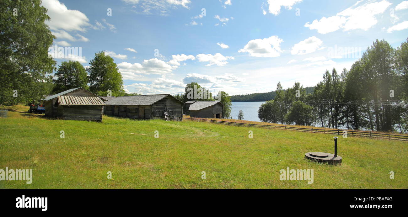 Los edificios de la granja un prado en el área de reserva cultural Gallejaur en Norrbotten, Suecia. Foto de stock
