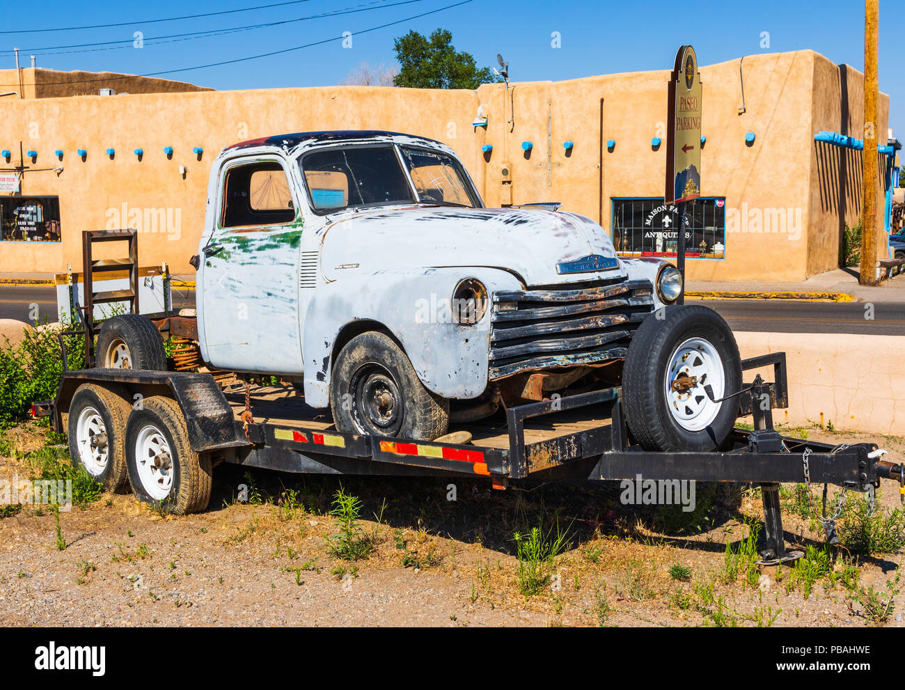 TAOS, NM, USA-8 de Julio 18: El cuerpo de una crónica-1950 Chevrolet pickup establece en un remolque en una esquina en el centro de la ciudad de Taos. Foto de stock