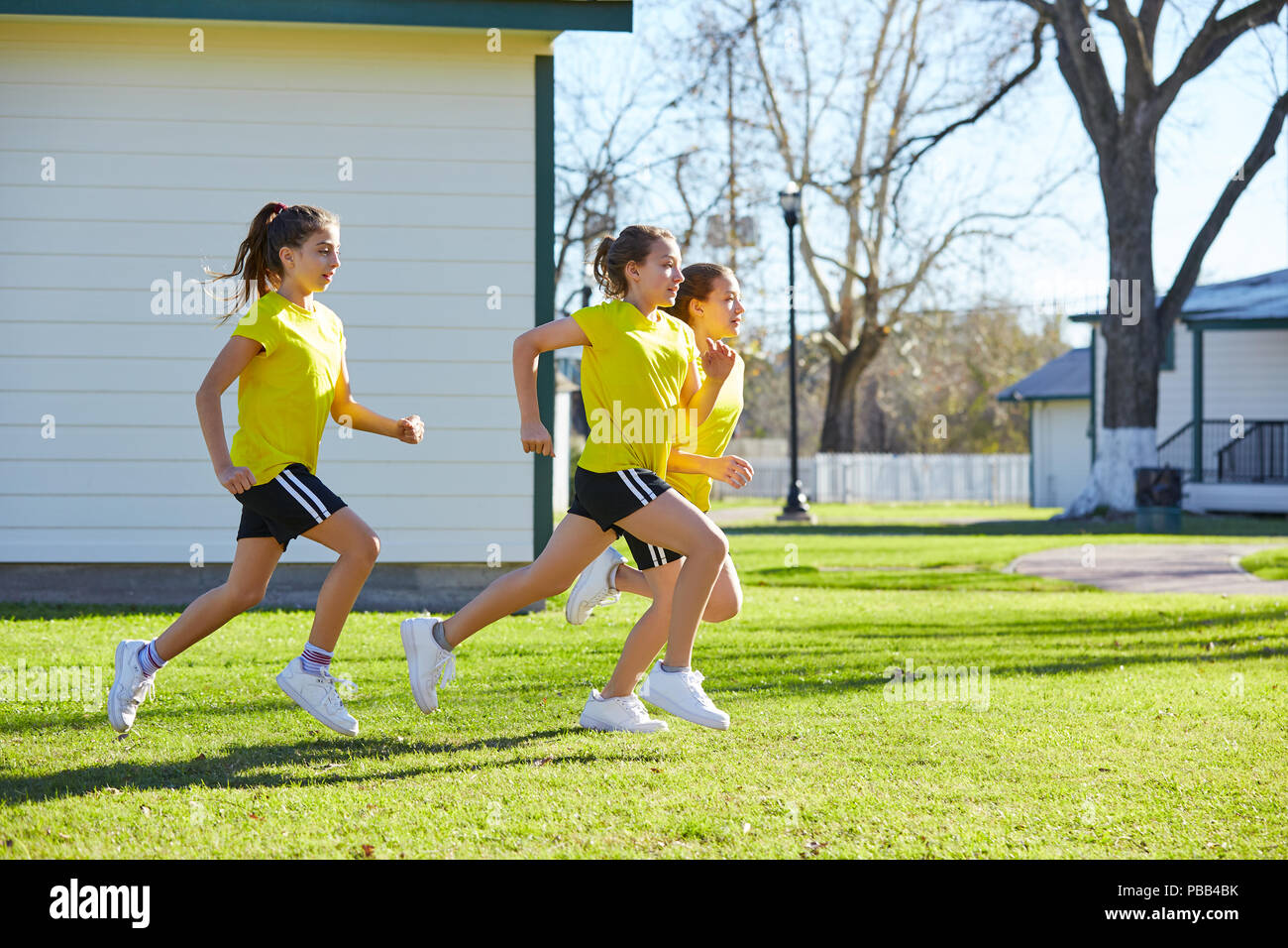Las niñas adolescentes grupo ejecutando entrenar en parque exterior Foto de stock