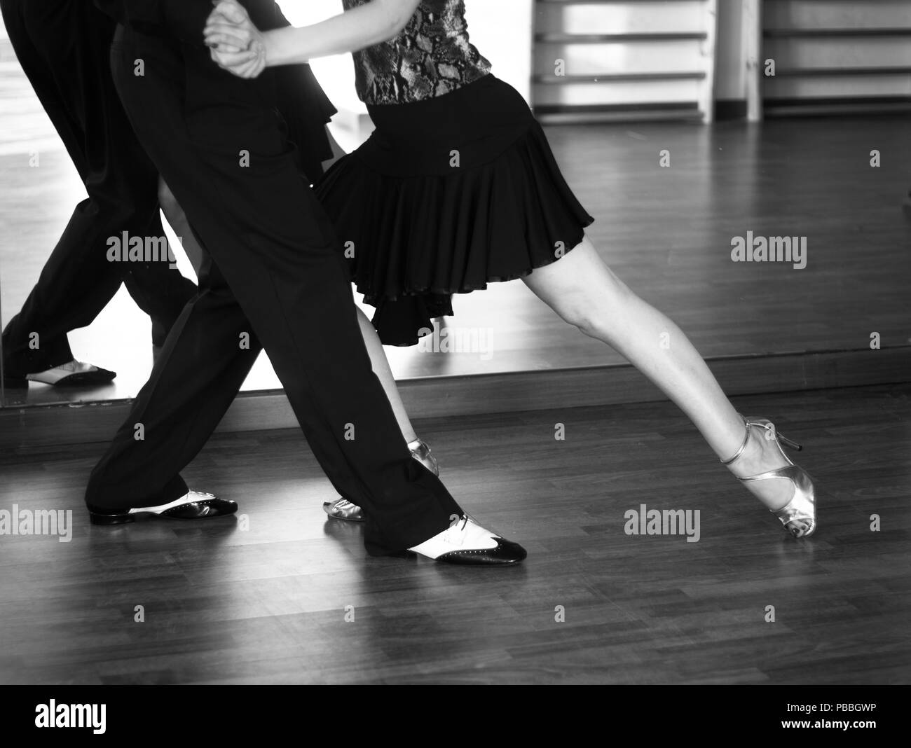 Bailarina de salsa instructores de baile hombre y mujer pareja bailando en  la escuela sala de ensayo Fotografía de stock - Alamy