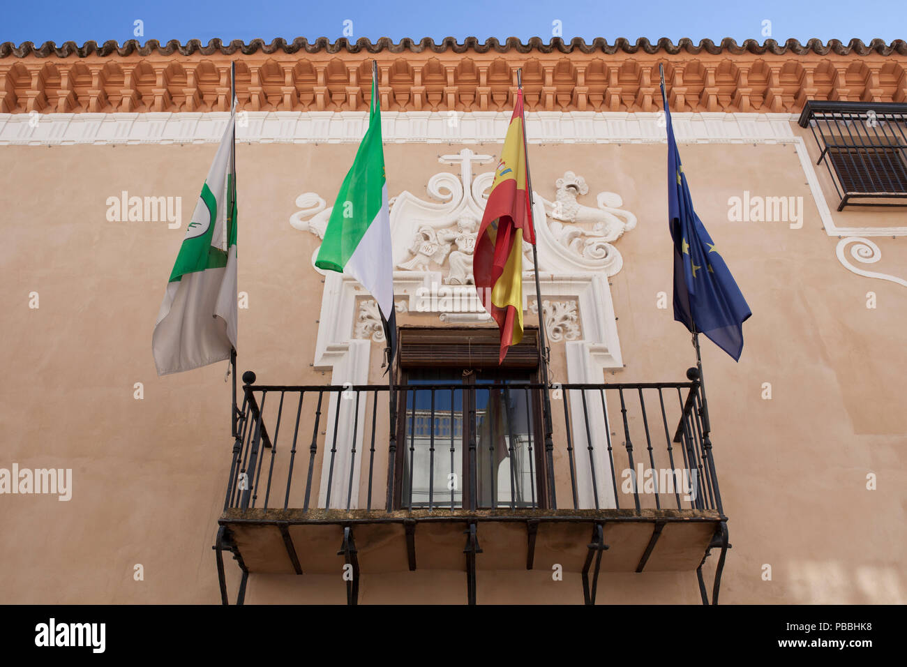 Almendralejo, España. Enero 26th, 2018: Edificio del Ayuntamiento antiguo Palacio de Monsalud, de Almendralejo, Badajoz, España. Balcón con banderas Foto de stock