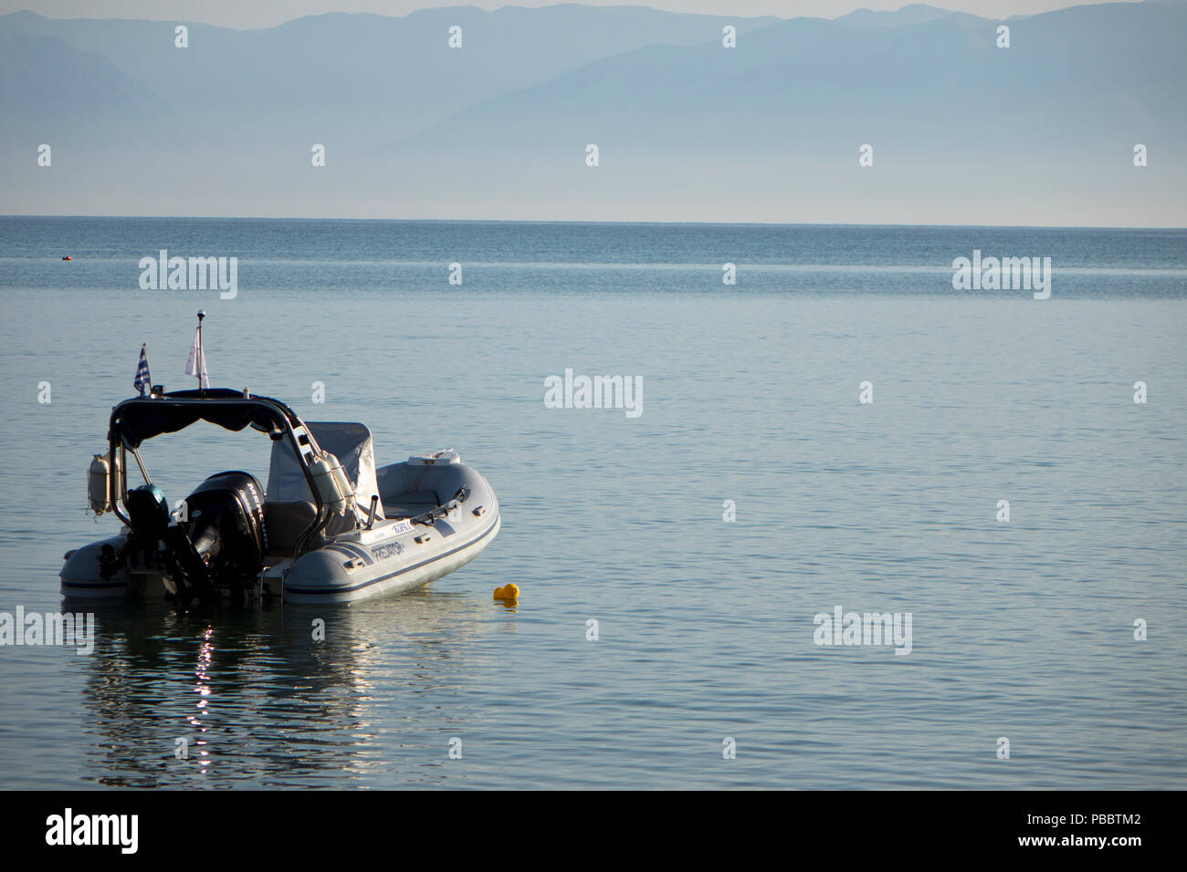Infllaetabe speedboat en Corfú aguas con Albania en el fondo. Foto de stock