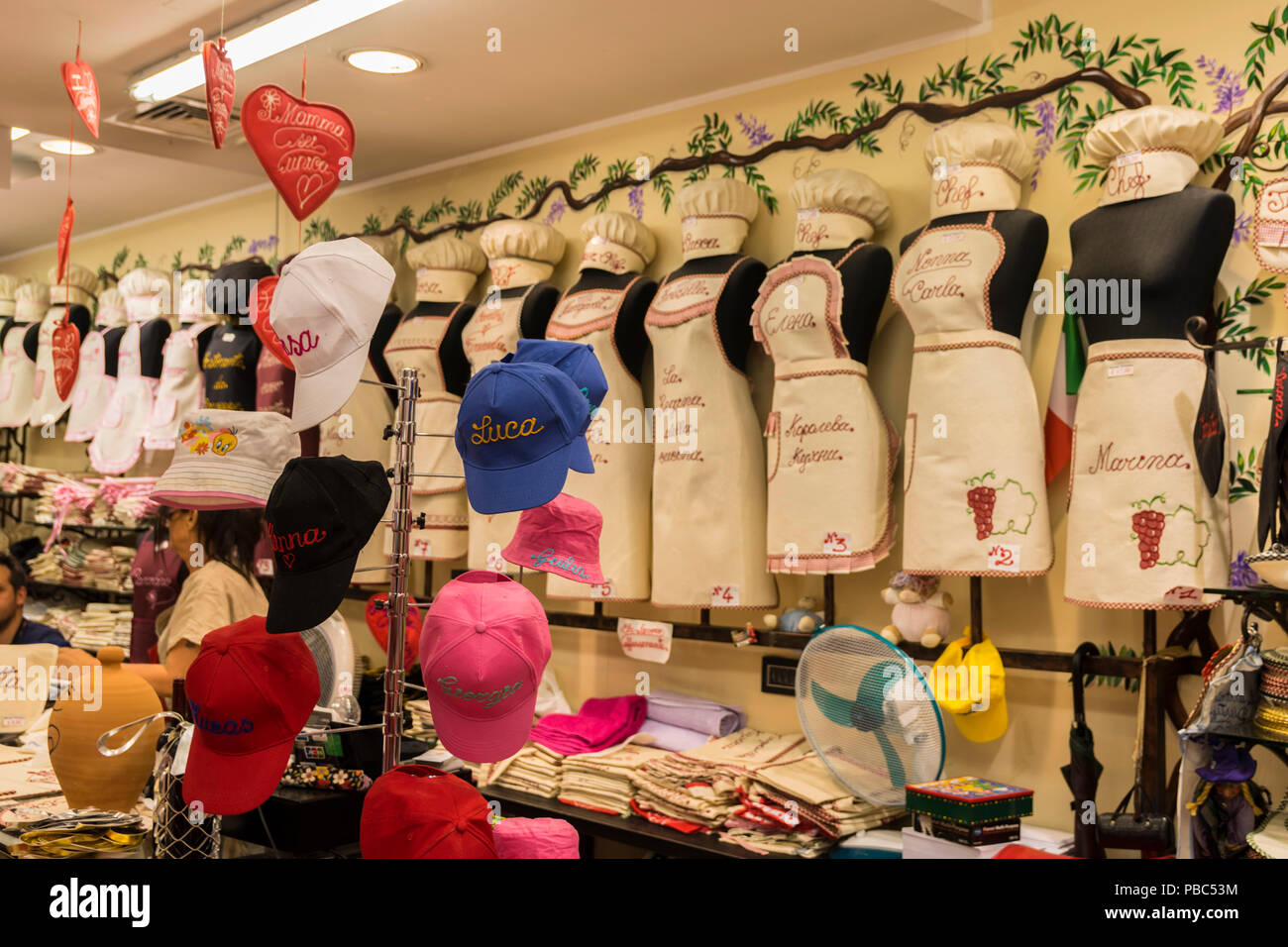 Hechos a mano, bordados delantales italiano, tienda Verona Italy y  personalizado, concepto de pequeñas empresas artesanales, caseros,  sombreros, pequeña tienda Fotografía de stock - Alamy
