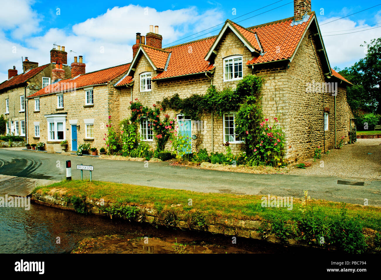 Brookside Hovingham, North Yorkshire, Inglaterra Foto de stock