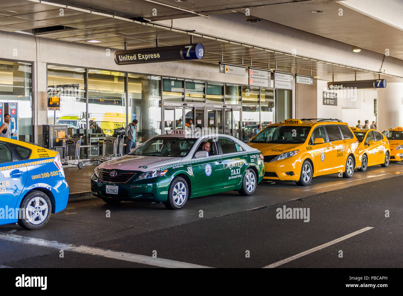 LOS ANGELES, EE.UU. - 26 Sep, 2015: línea de taxi en el Aeropuerto  Internacional de Los Ángeles (LAX) , el principal aeropuerto que presta  servicios a Gran Los Ángeles AR Fotografía de stock - Alamy