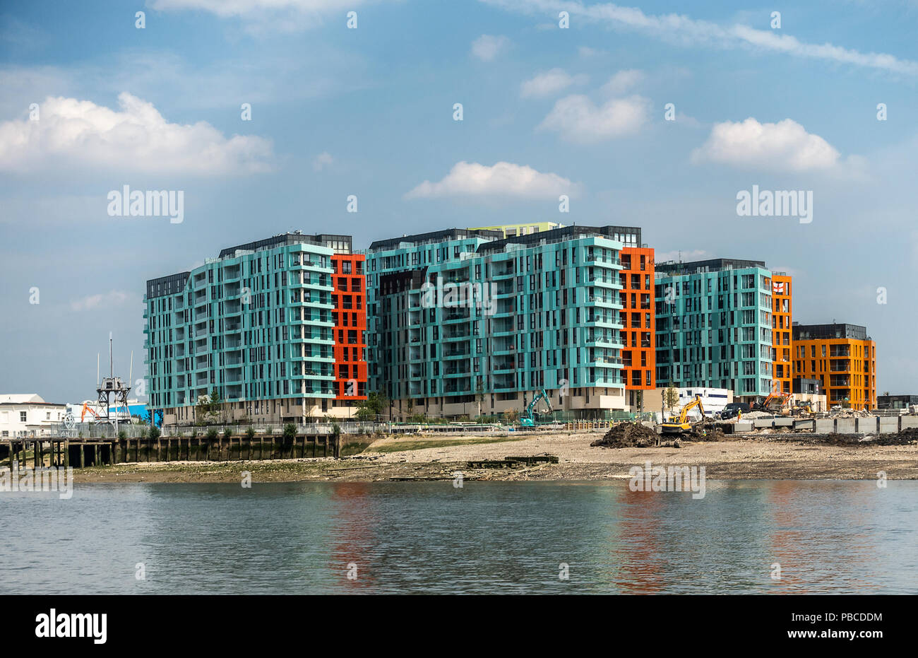 Nuevos bloques de pisos, con balcones en el lado del río Támesis, cerca del moderno Wharf, península de Greenwich, Londres. Los trabajos de construcción en curso. Foto de stock