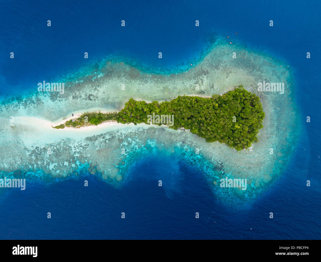 Imagen aérea de Isla Njari, Islas Salomón Foto de stock