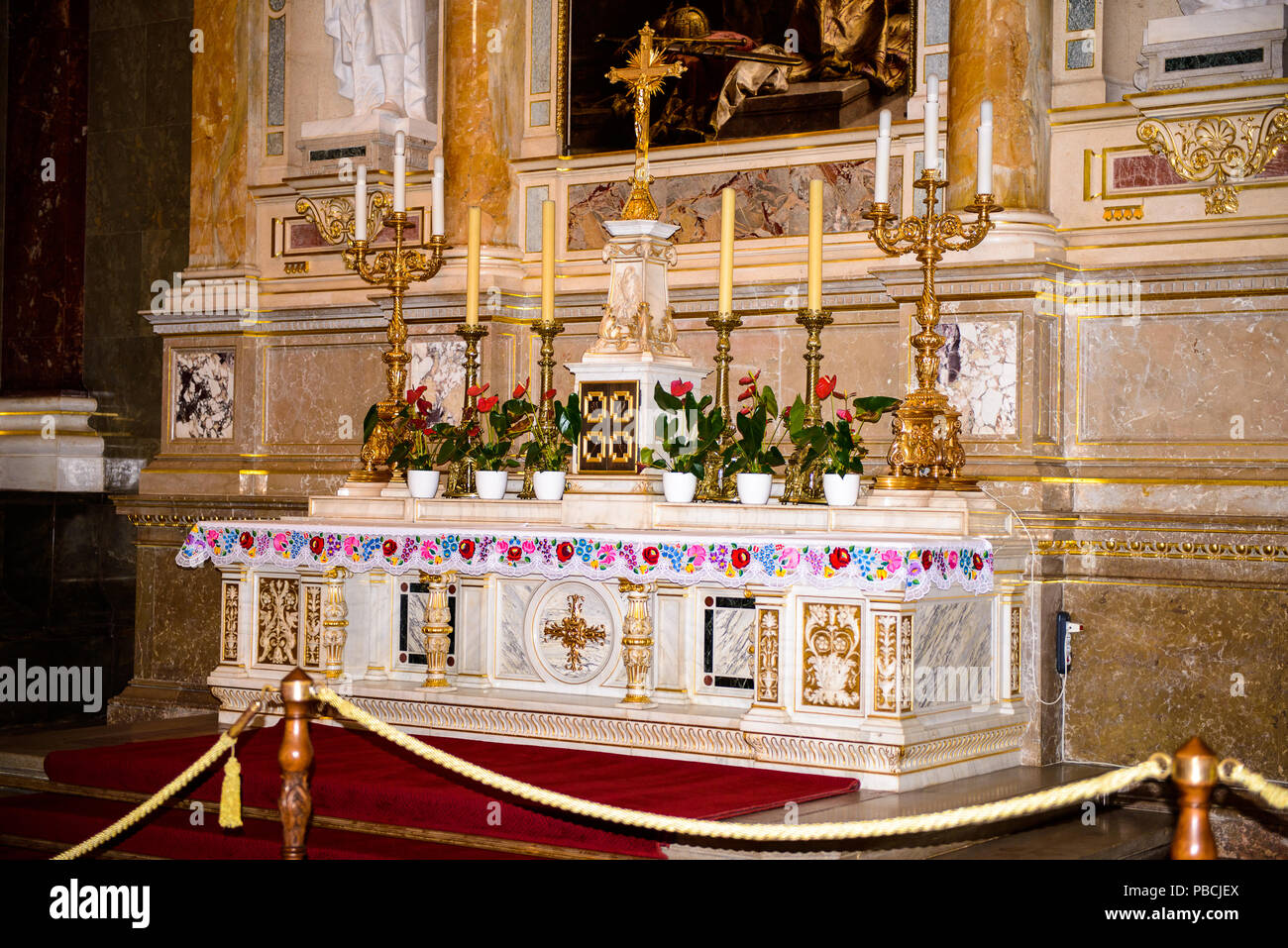 BUDAPEST, HUNGRÍA - 18 de agosto de 2014: la Basílica de San Esteban, una basílica católica romana en Budapest, Hungría. Es nombrado en honor de San Esteban, el primer K Foto de stock