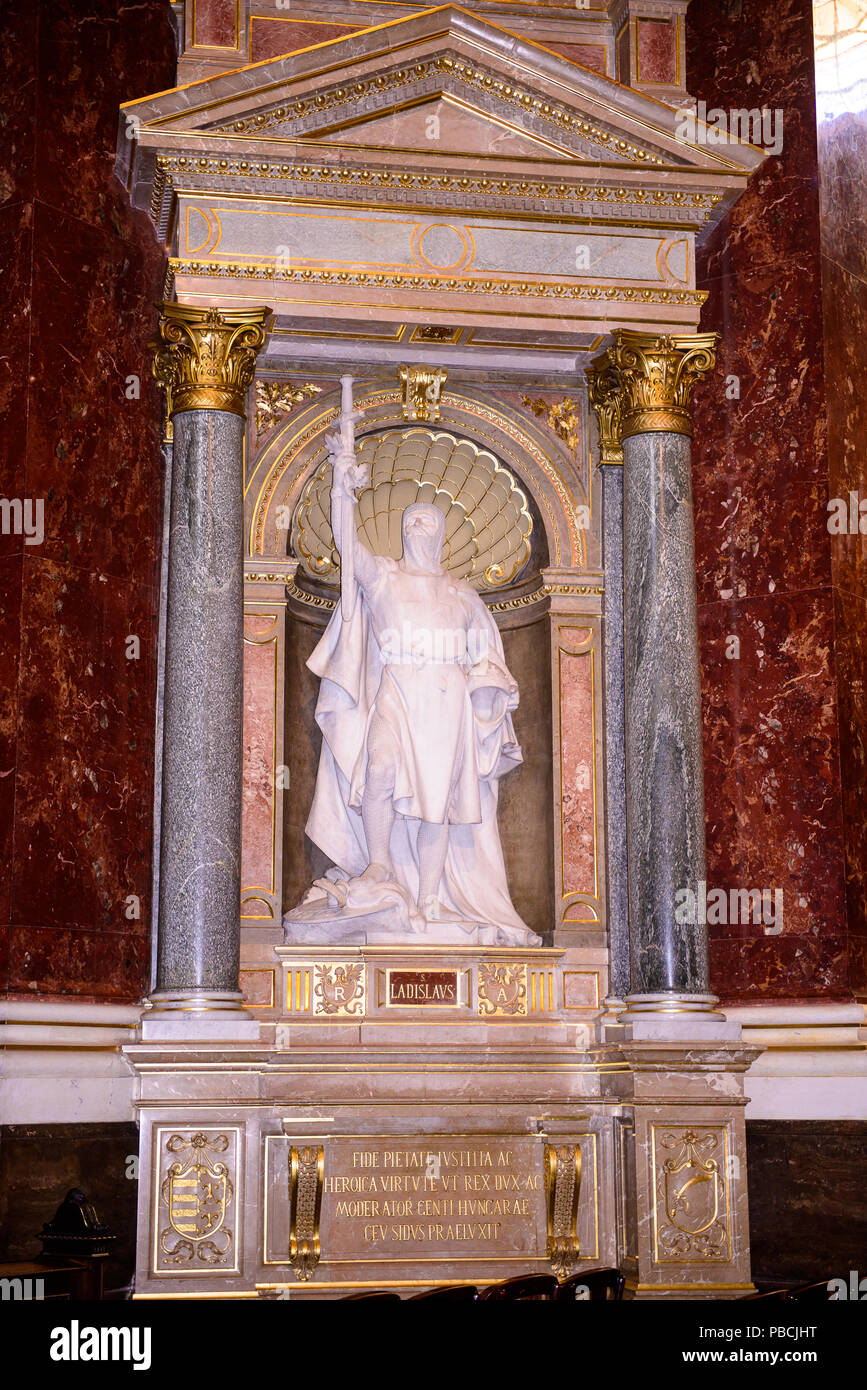 BUDAPEST, HUNGRÍA - Aug 18 2014: estatua en la Basílica de San Esteban, una basílica católica romana en Budapest, Hungría. Es nombrado en honor de Stephe Foto de stock