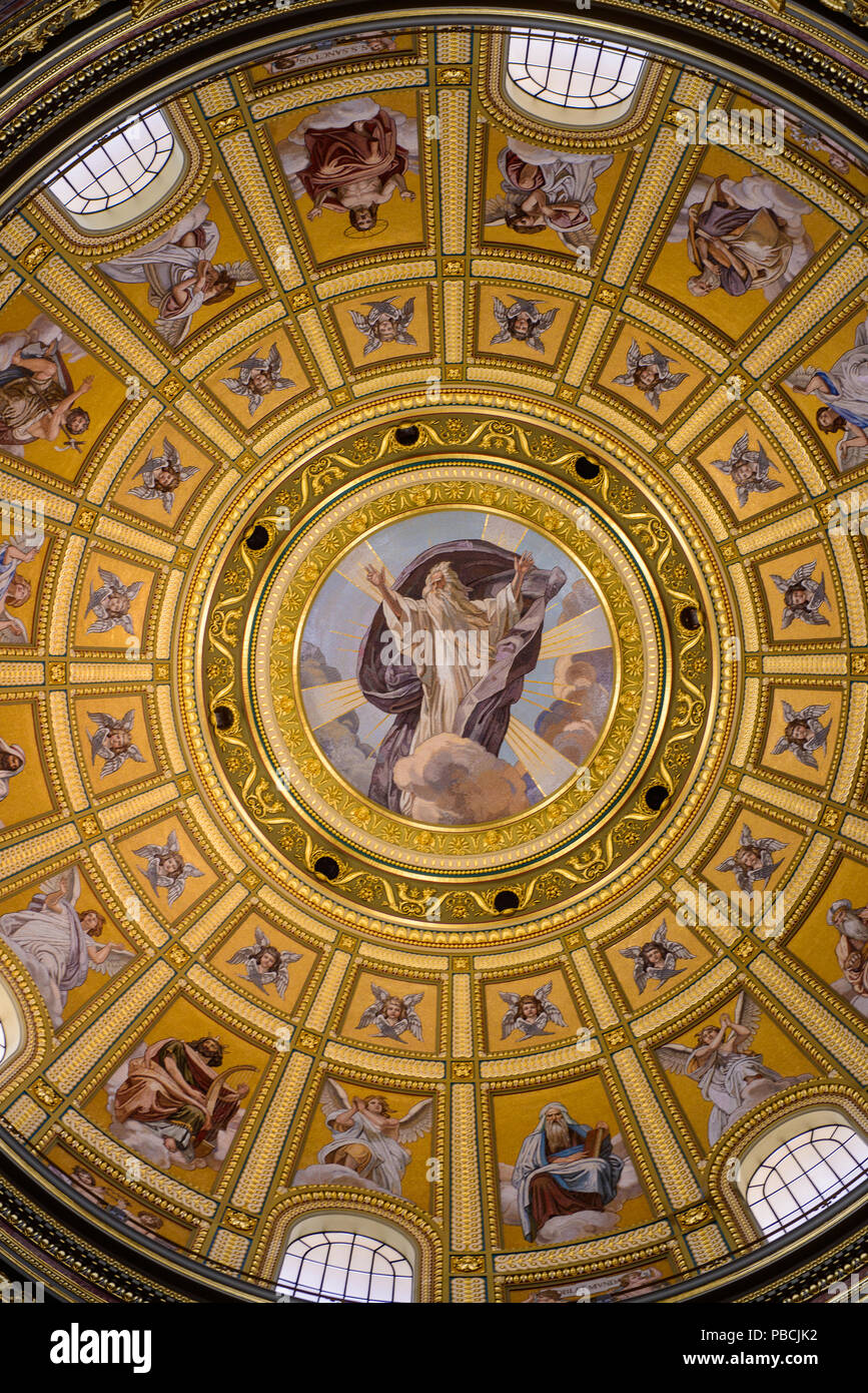 BUDAPEST, HUNGRÍA - Aug 18 2014: Capilla en la Basílica de San Esteban, una basílica católica romana en Budapest, Hungría. Es nombrado en honor de Steph Foto de stock